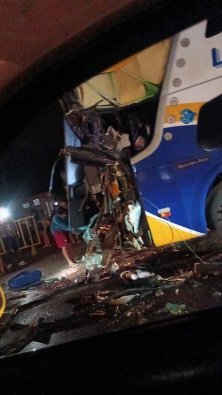 Un Choque entre flota y un cisterna en Yacuiba dejó al menos dos fallecidos y cuatro heridos.