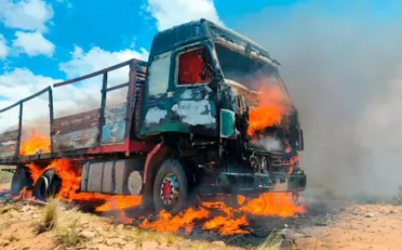 Aduana incinera camión con ropa usada de contrabando tras asedio de comunarios en La Paz.