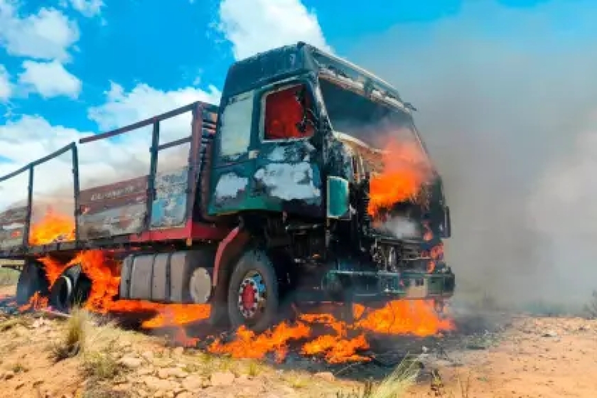 Aduana incinera camión con ropa usada de contrabando tras asedio de comunarios en La Paz.