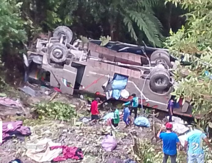 Tragedia en la ruta La Paz–Apolo deja seis muertos y activaron puente aéreo de emergencia.