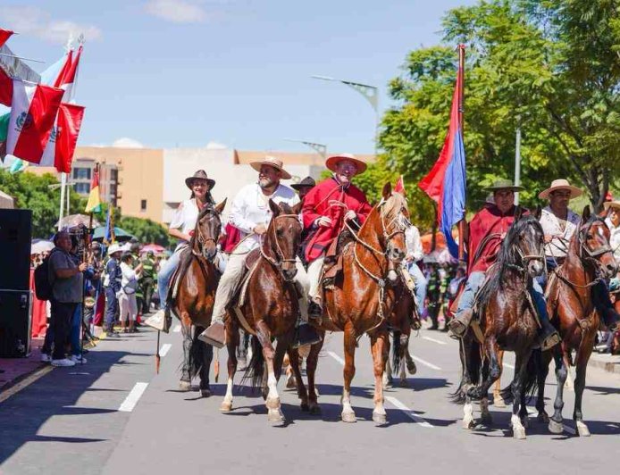 Asociaciones hípicas participan del desfile cívico por el 15 de Abril en Tarija