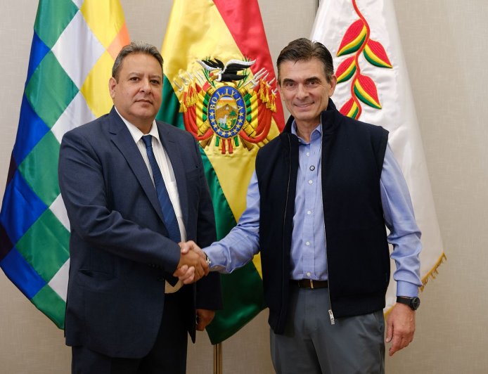 Paz posesionó a Daroca en YPFB y plantea medidas para normalizar el suministro de combustible.