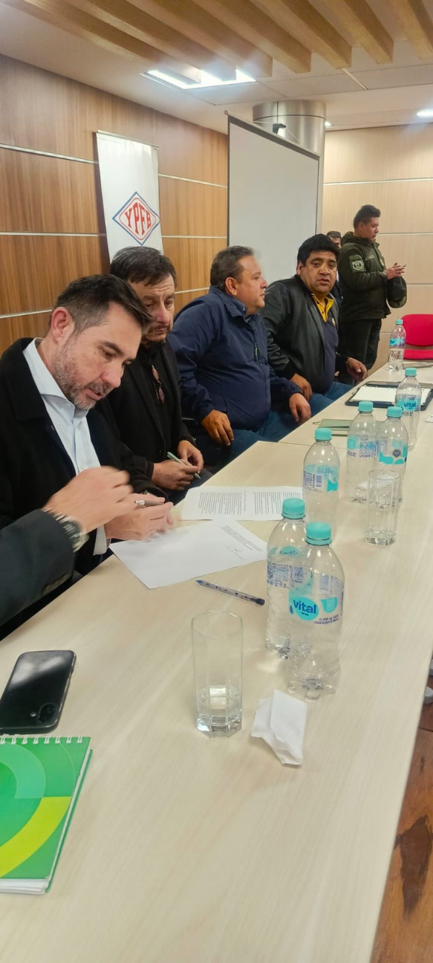 Transportistas de Oruro levantan bloqueos tras acuerdo con el Gobierno.