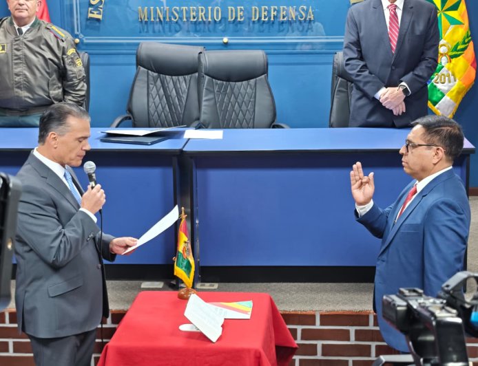 MINISTRO DE DEFENSA POSESIONA A WILLY POZO COMO VICEMINISTRO Y LE ENCOMIENDA FORTALECER LAS FUERZAS ARMADAS