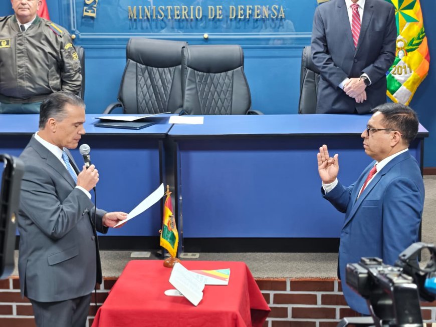 MINISTRO DE DEFENSA POSESIONA A WILLY POZO COMO VICEMINISTRO Y LE ENCOMIENDA FORTALECER LAS FUERZAS ARMADAS