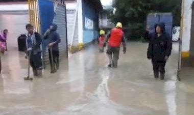 Mazamorra causa estragos tras desborde del río Taquiña en Tiquipaya
