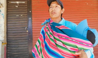 En Tarija un hombre con su bebe en brazos lucha por su familia