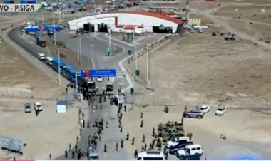 Bolivianos repatriados ingresan al campamento de Pisiga