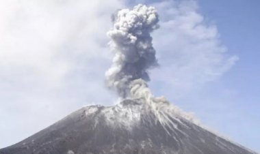 Temible volcán indonesio hace erupción