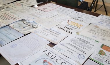 La policía en Tarija incauto permisos falsos usados para circular en motorizados.