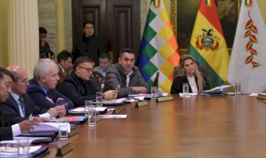 Áñez se reúne con el gabinete para revisar el decreto que restringe la libertad de expresión