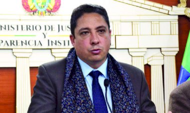 Denuncian que exministro de Justicia pidió a funcionarios "revisar" las actas electorales