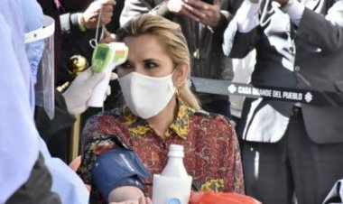 Áñez da positivo a COVID-19 y anuncia que trabajará desde su aislamiento