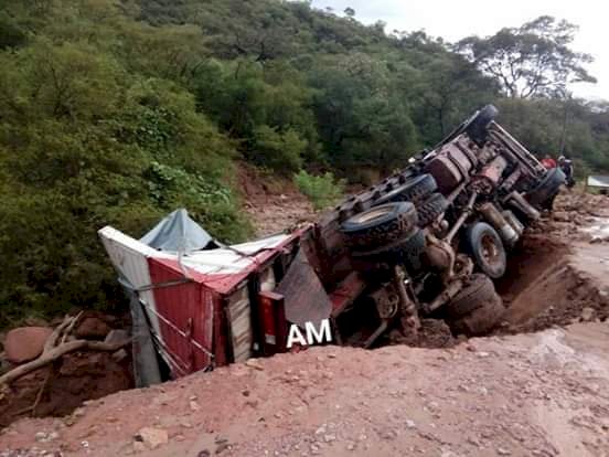 Lluvias causan accidente de tránsito en la ruta Palos Blancos - Yacuiba.