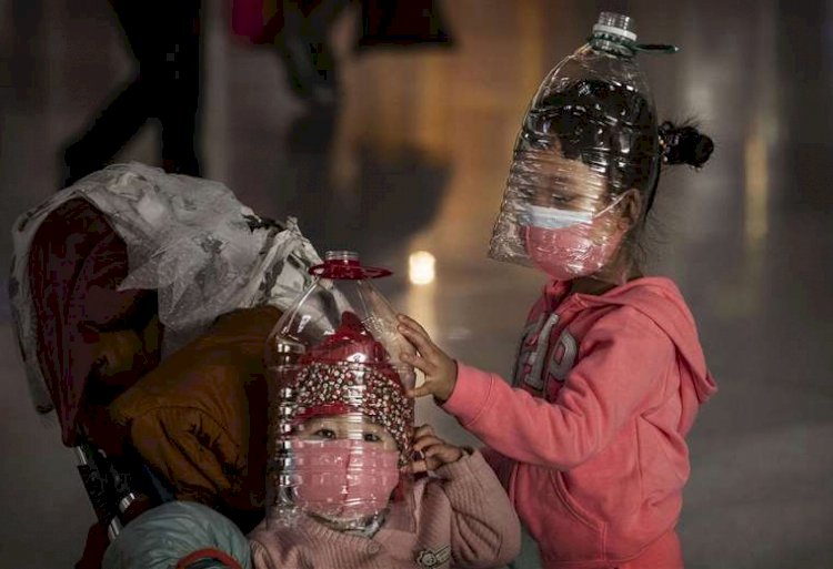 Ante la escasez de barbijos, en China inventan métodos caseros para protegerse del coronavirus