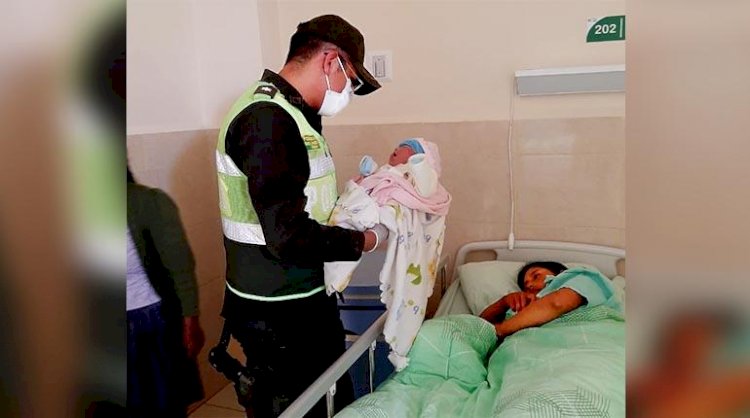 En Cochabamba nace un bebé en un patrullero de la policía.