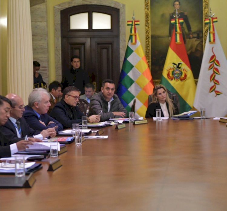 Áñez se reúne con el gabinete para revisar el decreto que restringe la libertad de expresión
