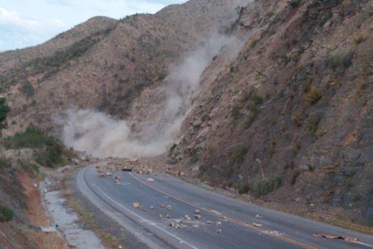 Dinamitaron ruta Cochabamba–Oruro en protesta por la no flexibilización de la cuarentena