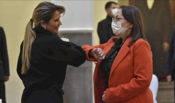 La Presidenta posesiona a Eidy Roca como ministra de Salud
