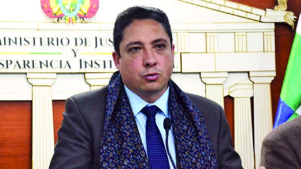 Denuncian que exministro de Justicia pidió a funcionarios "revisar" las actas electorales