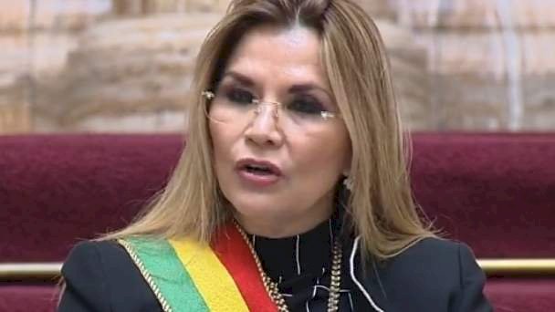 Añez: Bolivia debe elegir entre el camino del luto y el del diálogo