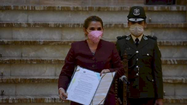 Añez promulga ley de elecciones con un llamado a la pacificación del país